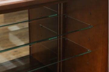 中古　美品　国会議事堂納品の高級家具メーカー　徳田家具　上品な佇まいで存在感のあるサイドボード(サイドキャビネット、収納棚、戸棚、飾り棚、食器棚)(R-073975)