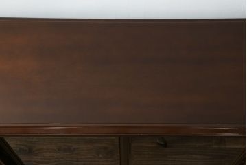 中古　美品　国会議事堂納品の高級家具メーカー　徳田家具　上品な佇まいで存在感のあるサイドボード(サイドキャビネット、収納棚、戸棚、飾り棚、食器棚)(R-073975)