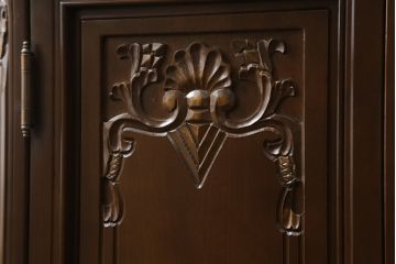 中古　美品　国会議事堂納品の高級家具メーカー　徳田家具　上品な佇まいで存在感のあるサイドボード(サイドキャビネット、収納棚、戸棚、飾り棚、食器棚)(R-073975)