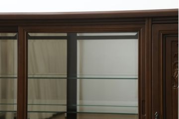 中古　美品　国会議事堂納品の高級家具メーカー　徳田家具　上品な佇まいで存在感のあるサイドボード(サイドキャビネット、収納棚、戸棚、飾り棚、食器棚)(R-073975)
