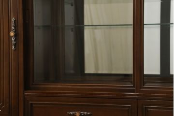 中古　美品　国会議事堂納品の高級家具メーカー　徳田家具　上品な佇まいで存在感のあるサイドボード(サイドキャビネット、収納棚、戸棚、飾り棚、食器棚)(R-073975)