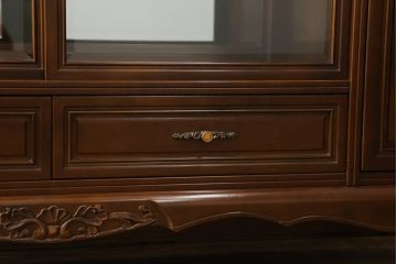 中古　美品　国会議事堂納品の高級家具メーカー　徳田家具　上品な佇まいで存在感のあるサイドボード(サイドキャビネット、収納棚、戸棚、飾り棚、食器棚)(R-073975)