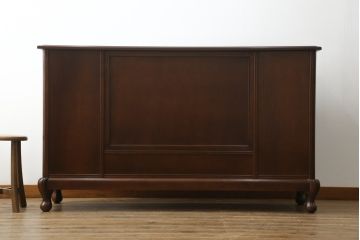 中古　美品　国会議事堂納品の高級家具メーカー　徳田家具　上品な佇まいで存在感のあるサイドボード(サイドキャビネット、収納棚、戸棚、飾り棚、食器棚)(R-073975)