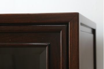和製ビンテージ　唐木　花梨(カリン)材　和と洋どちらにも馴染むデザインが魅力のモダンな茶箪笥(収納棚、茶棚、戸棚、飾り棚、キャビネット、ヴィンテージ)(R-073977)