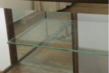 フランスアンティーク　真鍮フレーム　オーク材　懐かしい雰囲気漂う曲げガラスショーケース(ガラスケース、カウンター、サイドボード、飾り棚、陳列棚、Rガラス、店舗什器)(R-073978)