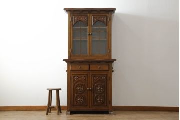 中古　国会議事堂納品の高級家具メーカー　徳田家具　花の彫刻がかわいらしいキャビネット(カップボード、食器棚、収納棚、戸棚)(R-073980)