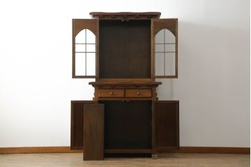 中古　国会議事堂納品の高級家具メーカー　徳田家具　花の彫刻がかわいらしいキャビネット(カップボード、食器棚、収納棚、戸棚)(R-073980)