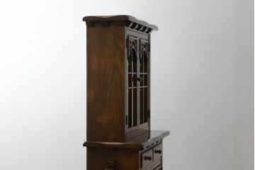中古　国会議事堂納品の高級家具メーカー　徳田家具　花の彫刻がかわいらしいキャビネット(カップボード、食器棚、収納棚、戸棚)(R-073980)