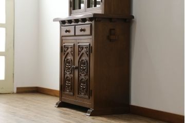 中古　国会議事堂納品の高級家具メーカー　徳田家具　花の彫刻がかわいらしいキャビネット(カップボード、食器棚、収納棚、戸棚)(R-073980)