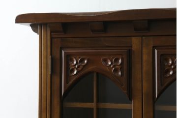 中古　国会議事堂納品の高級家具メーカー　徳田家具　花の彫刻がかわいらしいキャビネット(カップボード、食器棚、収納棚、戸棚)(R-073980)