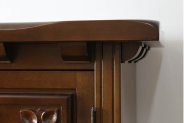 中古　国会議事堂納品の高級家具メーカー　徳田家具　花の彫刻がかわいらしいキャビネット(カップボード、食器棚、収納棚、戸棚)(R-073980)