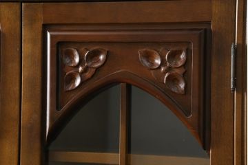 中古　国会議事堂納品の高級家具メーカー　徳田家具　花の彫刻がかわいらしいキャビネット(カップボード、食器棚、収納棚、戸棚)(R-073980)