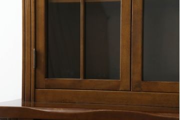 中古　国会議事堂納品の高級家具メーカー　徳田家具　花の彫刻がかわいらしいキャビネット(カップボード、食器棚、収納棚、戸棚)(R-073980)