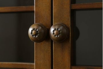 中古　国会議事堂納品の高級家具メーカー　徳田家具　花の彫刻がかわいらしいキャビネット(カップボード、食器棚、収納棚、戸棚)(R-073980)