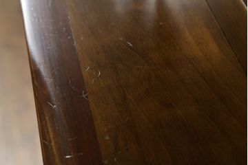 中古　国会議事堂納品の高級家具メーカー　徳田家具　花の彫刻がかわいらしいキャビネット(カップボード、食器棚、収納棚、戸棚)(R-073980)