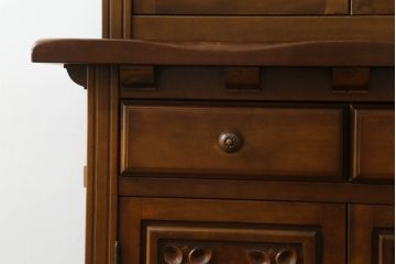 中古　国会議事堂納品の高級家具メーカー　徳田家具　花の彫刻がかわいらしいキャビネット(カップボード、食器棚、収納棚、戸棚)(R-073980)