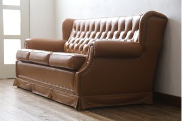 中古　超美品!!　横浜ダニエル(daniel)　Cougar(クーガー)　本革(レザー)　クラシカルな佇まいが魅力的で大人の空間を演出する3人掛けソファ(三人掛け、3P)(定価約110万円)(R-073985)