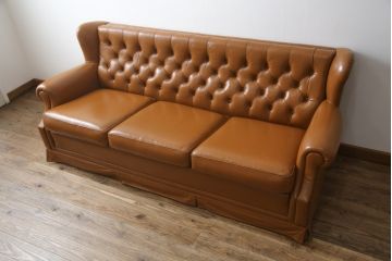 中古　超美品!!　横浜ダニエル(daniel)　Cougar(クーガー)　本革(レザー)　クラシカルな佇まいが魅力的で大人の空間を演出する3人掛けソファ(三人掛け、3P)(定価約110万円)(R-073985)