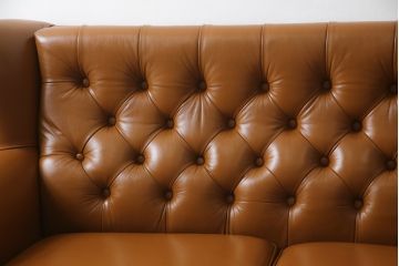 中古　超美品!!　横浜ダニエル(daniel)　Cougar(クーガー)　本革(レザー)　クラシカルな佇まいが魅力的で大人の空間を演出する3人掛けソファ(三人掛け、3P)(定価約110万円)(R-073985)