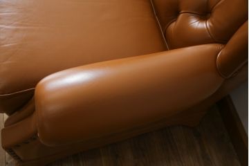 中古　超美品!!　横浜ダニエル(daniel)　Cougar(クーガー)　本革(レザー)　クラシカルな佇まいが魅力的で大人の空間を演出する3人掛けソファ(三人掛け、3P)(定価約110万円)(R-073985)