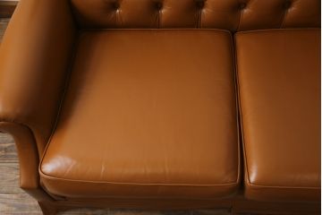 中古　超美品!!　横浜ダニエル(daniel)　Cougar(クーガー)　本革(レザー)　クラシカルな佇まいが魅力的で大人の空間を演出する3人掛けソファ(三人掛け、3P)(定価約110万円)(R-073985)