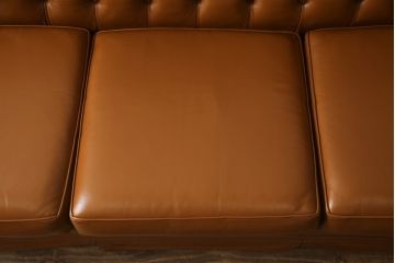 中古　超美品!!　横浜ダニエル(daniel)　Cougar(クーガー)　本革(レザー)　クラシカルな佇まいが魅力的で大人の空間を演出する3人掛けソファ(三人掛け、3P)(定価約110万円)(R-073985)
