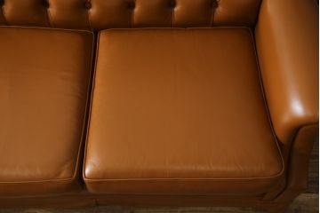 中古　超美品!!　横浜ダニエル(daniel)　Cougar(クーガー)　本革(レザー)　クラシカルな佇まいが魅力的で大人の空間を演出する3人掛けソファ(三人掛け、3P)(定価約110万円)(R-073985)