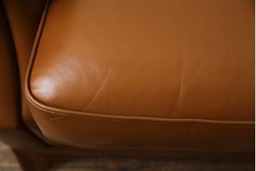 中古　超美品!!　横浜ダニエル(daniel)　Cougar(クーガー)　本革(レザー)　クラシカルな佇まいが魅力的で大人の空間を演出する3人掛けソファ(三人掛け、3P)(定価約110万円)(R-073985)