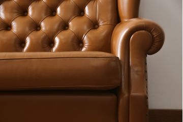 中古　超美品!!　横浜ダニエル(daniel)　Cougar(クーガー)　本革(レザー)　クラシカルな佇まいが魅力的で大人の空間を演出する3人掛けソファ(三人掛け、3P)(定価約110万円)(R-073985)