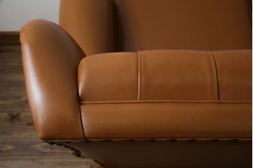 中古　超美品!!　横浜ダニエル(daniel)　Cougar(クーガー)　本革(レザー)　クラシカルな佇まいが魅力的で大人の空間を演出する3人掛けソファ(三人掛け、3P)(定価約110万円)(R-073985)