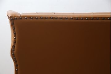 中古　超美品!!　横浜ダニエル(daniel)　Cougar(クーガー)　本革(レザー)　クラシカルな佇まいが魅力的で大人の空間を演出する3人掛けソファ(三人掛け、3P)(定価約110万円)(R-073985)