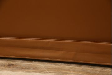 中古　超美品!!　横浜ダニエル(daniel)　Cougar(クーガー)　本革(レザー)　クラシカルな佇まいが魅力的で大人の空間を演出する3人掛けソファ(三人掛け、3P)(定価約110万円)(R-073985)