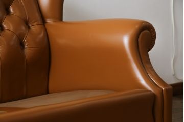 中古　超美品!!　横浜ダニエル(daniel)　Cougar(クーガー)　本革(レザー)　クラシカルな佇まいが魅力的で大人の空間を演出する3人掛けソファ(三人掛け、3P)(定価約110万円)(R-073985)