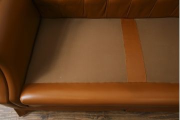 中古　超美品!!　横浜ダニエル(daniel)　Cougar(クーガー)　本革(レザー)　クラシカルな佇まいが魅力的で大人の空間を演出する3人掛けソファ(三人掛け、3P)(定価約110万円)(R-073985)