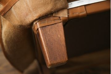 中古　超美品!!　横浜ダニエル(daniel)　Cougar(クーガー)　本革(レザー)　クラシカルな佇まいが魅力的で大人の空間を演出する3人掛けソファ(三人掛け、3P)(定価約110万円)(R-073985)