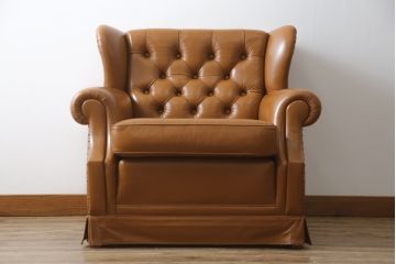 中古　超美品!!　横浜ダニエル(daniel)　Cougar(クーガー)　本革(レザー)　クラシカルな佇まいが魅力的で大人の空間を演出する1人掛けソファ(アームソファ、一人掛け、1P)(定価約60万円)(R-073986)