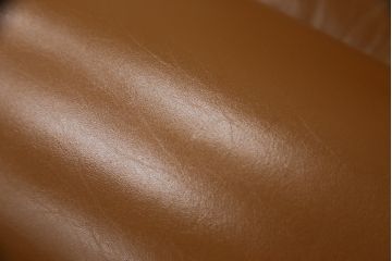 中古　超美品!!　横浜ダニエル(daniel)　Cougar(クーガー)　本革(レザー)　クラシカルな佇まいが魅力的で大人の空間を演出する1人掛けソファ(アームソファ、一人掛け、1P)(定価約60万円)(R-073986)