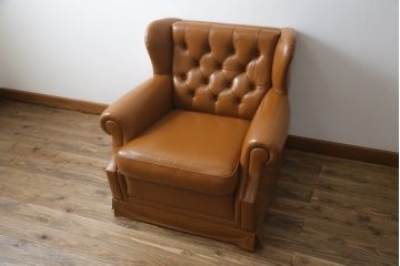 中古　超美品!!　横浜ダニエル(daniel)　Cougar(クーガー)　本革(レザー)　クラシカルな佇まいが魅力的で大人の空間を演出する1人掛けソファ(アームソファ、一人掛け、1Pソファ)(定価約60万円)(R-073987)
