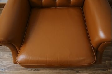 中古　超美品!!　横浜ダニエル(daniel)　Cougar(クーガー)　本革(レザー)　クラシカルな佇まいが魅力的で大人の空間を演出する1人掛けソファ(アームソファ、一人掛け、1Pソファ)(定価約60万円)(R-073987)