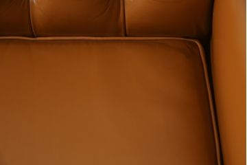 中古　超美品!!　横浜ダニエル(daniel)　Cougar(クーガー)　本革(レザー)　クラシカルな佇まいが魅力的で大人の空間を演出する1人掛けソファ(アームソファ、一人掛け、1Pソファ)(定価約60万円)(R-073987)