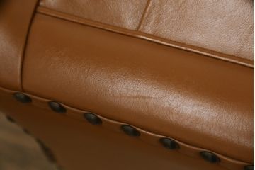 中古　超美品!!　横浜ダニエル(daniel)　Cougar(クーガー)　本革(レザー)　クラシカルな佇まいが魅力的で大人の空間を演出する1人掛けソファ(アームソファ、一人掛け、1Pソファ)(定価約60万円)(R-073987)
