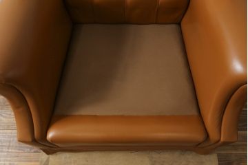 中古　超美品!!　横浜ダニエル(daniel)　Cougar(クーガー)　本革(レザー)　クラシカルな佇まいが魅力的で大人の空間を演出する1人掛けソファ(アームソファ、一人掛け、1Pソファ)(定価約60万円)(R-073987)