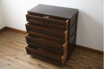 中古　美品　松本民芸家具　高山式　直線的なデザインが洗練された雰囲気を醸し出す金具付きタンス(チェスト、衣装箪笥、収納たんす、引き出し)(定価約50万円)(R-073989)