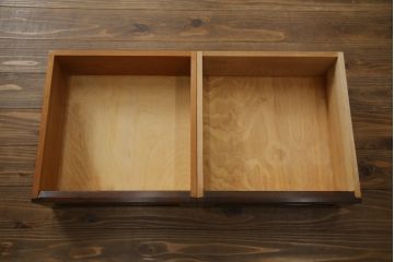 中古　美品　松本民芸家具　高山式　直線的なデザインが洗練された雰囲気を醸し出す金具付きタンス(チェスト、衣装箪笥、収納たんす、引き出し)(定価約50万円)(R-073989)