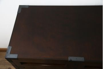中古　美品　松本民芸家具　高山式　直線的なデザインが洗練された雰囲気を醸し出す金具付きタンス(チェスト、衣装箪笥、収納たんす、引き出し)(定価約50万円)(R-073989)