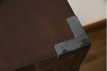 中古　美品　松本民芸家具　高山式　直線的なデザインが洗練された雰囲気を醸し出す金具付きタンス(チェスト、衣装箪笥、収納たんす、引き出し)(定価約50万円)(R-073989)
