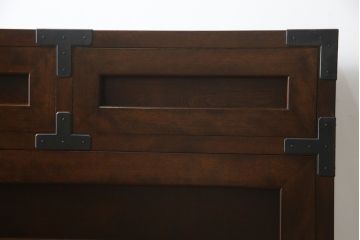 中古　美品　松本民芸家具　高山式　直線的なデザインが洗練された雰囲気を醸し出す金具付きタンス(チェスト、衣装箪笥、収納たんす、引き出し)(定価約50万円)(R-073989)