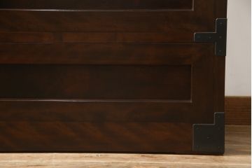 中古　美品　松本民芸家具　高山式　直線的なデザインが洗練された雰囲気を醸し出す金具付きタンス(チェスト、衣装箪笥、収納たんす、引き出し)(定価約50万円)(R-073989)