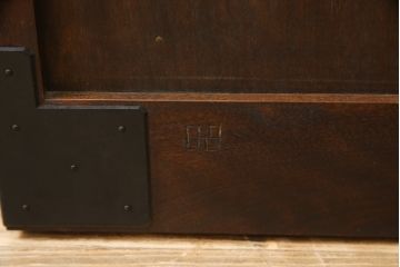 中古　美品　松本民芸家具　高山式　直線的なデザインが洗練された雰囲気を醸し出す金具付きタンス(チェスト、衣装箪笥、収納たんす、引き出し)(定価約50万円)(R-073989)