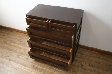 中古　美品　松本民芸家具　高山式　直線的なデザインが洗練された雰囲気を醸し出す金具付きタンス(チェスト、衣装箪笥、収納たんす、引き出し)(定価約50万円)(R-073990)